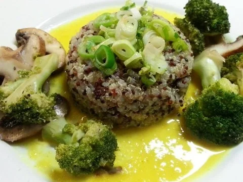 Rezept: Quinoa auf Currysaucen-Spiegel mit Brokkoli und Champignons Quinoa auf Currysaucen-Spiegel mit Brokkoli und Champignons - Rezept