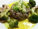 Quinoa auf Currysaucen-Spiegel mit Brokkoli und Champignons - Rezept