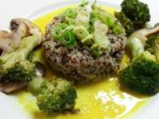Quinoa auf Currysaucen-Spiegel mit Brokkoli und Champignons - Rezept