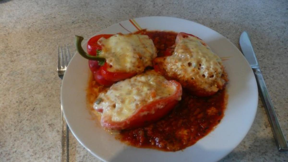 Vegetarisch Gefüllte Paprika Mit Tomaten Knoblauch Und Basilikum ...