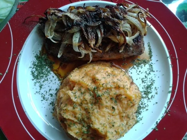 Lammlachse mit Süsskartoffelstampf und Gurkensalat - Rezept - Bild Nr. 5