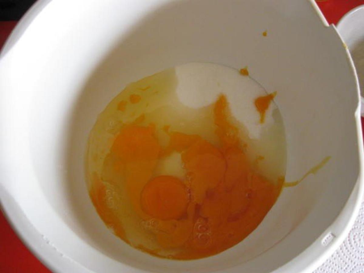 Saftiger Nuss Joghurt Gugelhupf - einfach - von manschie