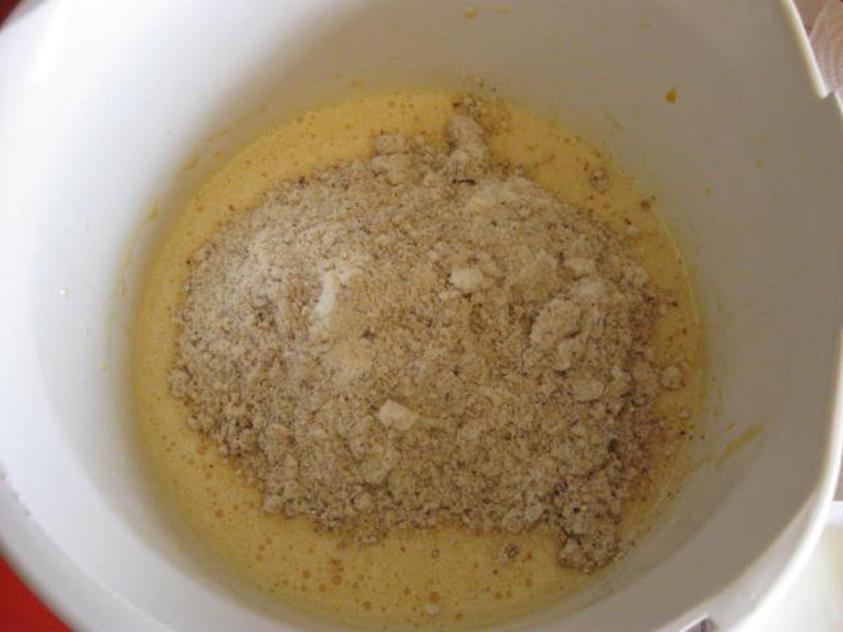 Saftiger Nuss - Joghurt Gugelhupf - Rezept - Bild Nr. 5