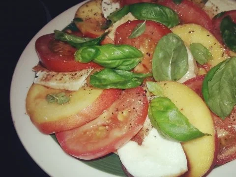 Rezept: Insalata caprese mit Pfirsichen Insalata caprese mit Pfirsichen - Rezept