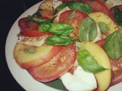 Insalata caprese mit Pfirsichen - Rezept