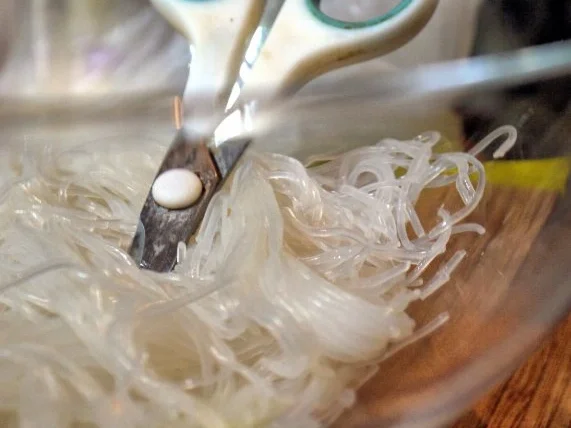 Glasnudelsalat mit Tempura-Garnelen - Rezept - Bild Nr. 2