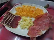 ~ Kalte Vorspeiseplatte mit Melone, Schinken und Käse ~ - Rezept