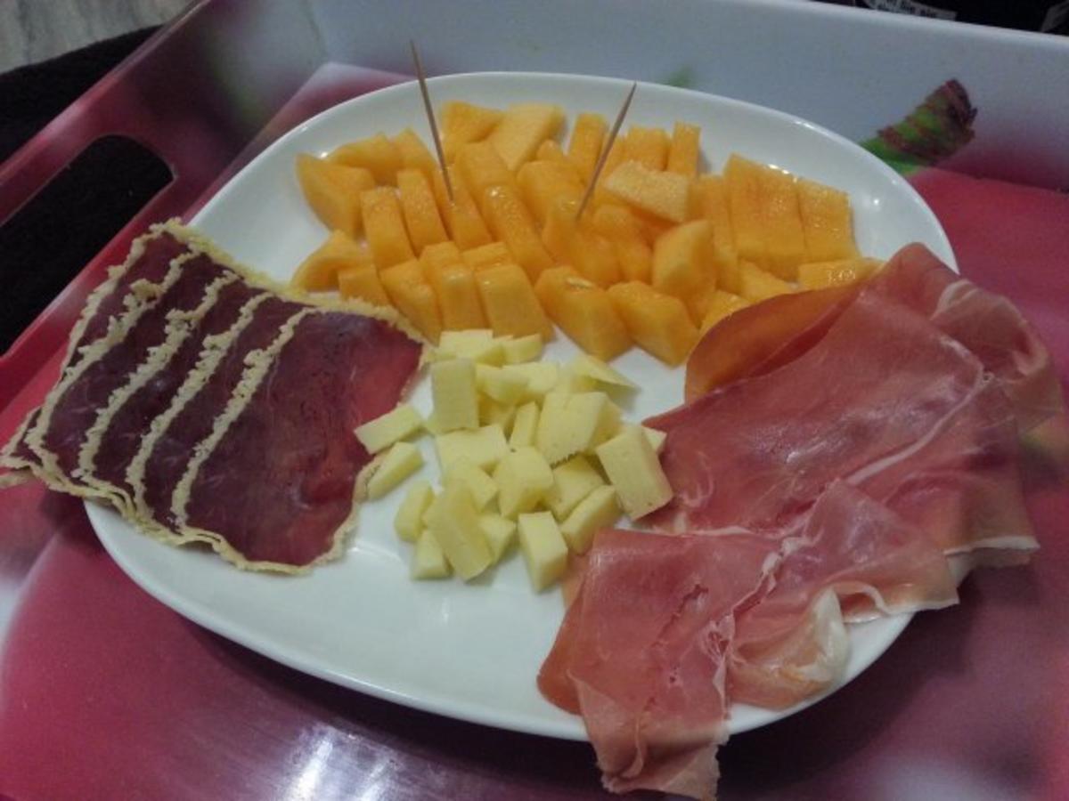 Bilder für ~ Kalte Vorspeiseplatte mit Melone, Schinken und Käse ~ - Rezept