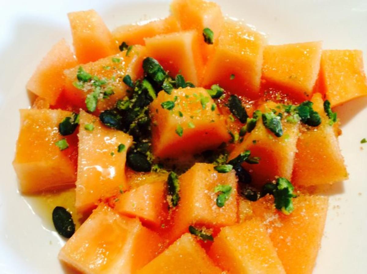 Cantaloupe Melone mit Pistazien, Honig und braunem Zucker - Rezept