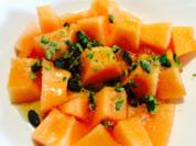 Cantaloupe Melone mit Pistazien, Honig und braunem Zucker - Rezept