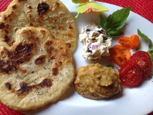 Pitabrot aus der Pfanne mit einem Gemüse-Dip - Rezept - Bild Nr. 2