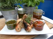 Hähnchenkeulen mit grünem und rotem Chimichurri - Rezept