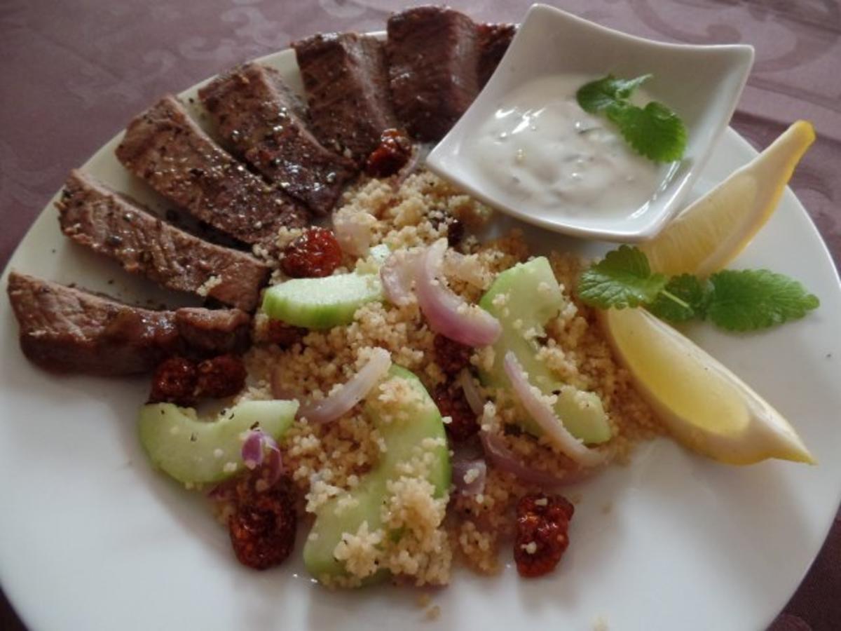 Bilder für Rinderhüftsteaks mit Gurken-Couscous - Rezept