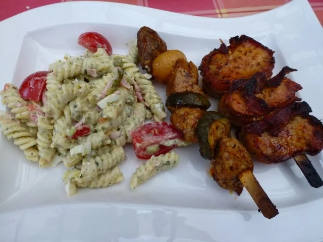 Rezept: Würzig marinierte gegrillte Fleischspieße mit Nudelsalat Würzig marinierte gegrillte Fleischspieße mit Nudelsalat - Rezept