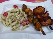Würzig marinierte gegrillte Fleischspieße mit Nudelsalat - Rezept