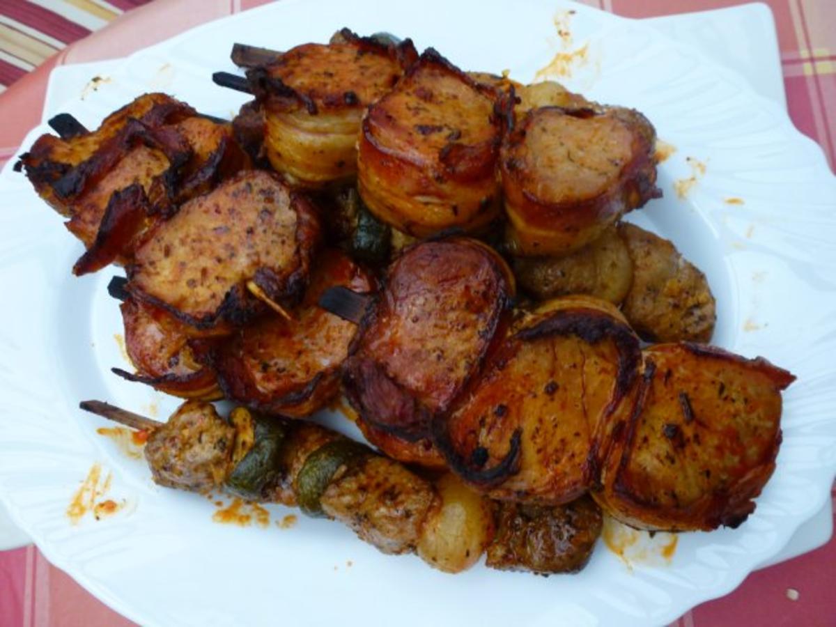 Würzig marinierte gegrillte Fleischspieße mit Nudelsalat - Rezept - Bild Nr. 2