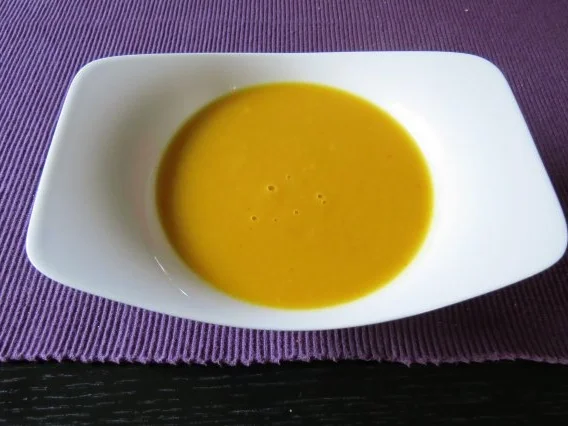 Gelbes Paprikasüppchen mit Erdnuss und Ingwer - Rezept