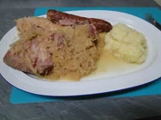 Apfel-Zwiebel-Sauerkraut mit Eisbein, ger. Rippchen und ger. Mettwürstchen und Kasseler - Rezept
