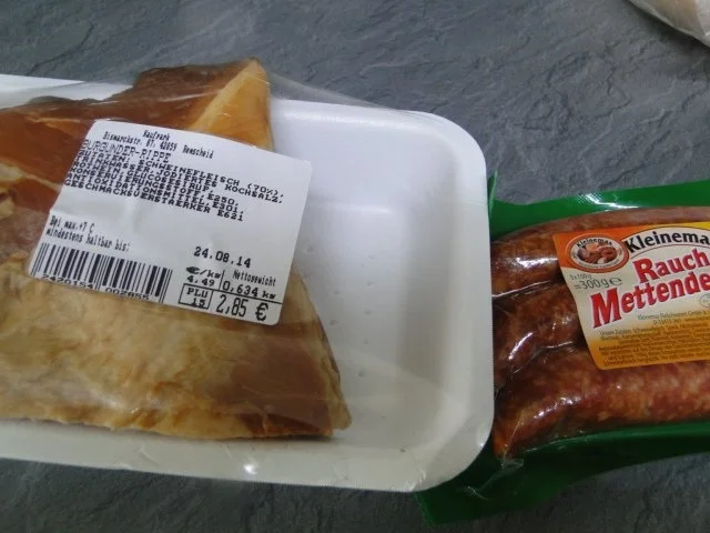 Apfel-Zwiebel-Sauerkraut mit Eisbein, ger. Rippchen und ger. Mettwürstchen und Kasseler - Rezept - Bild Nr. 3