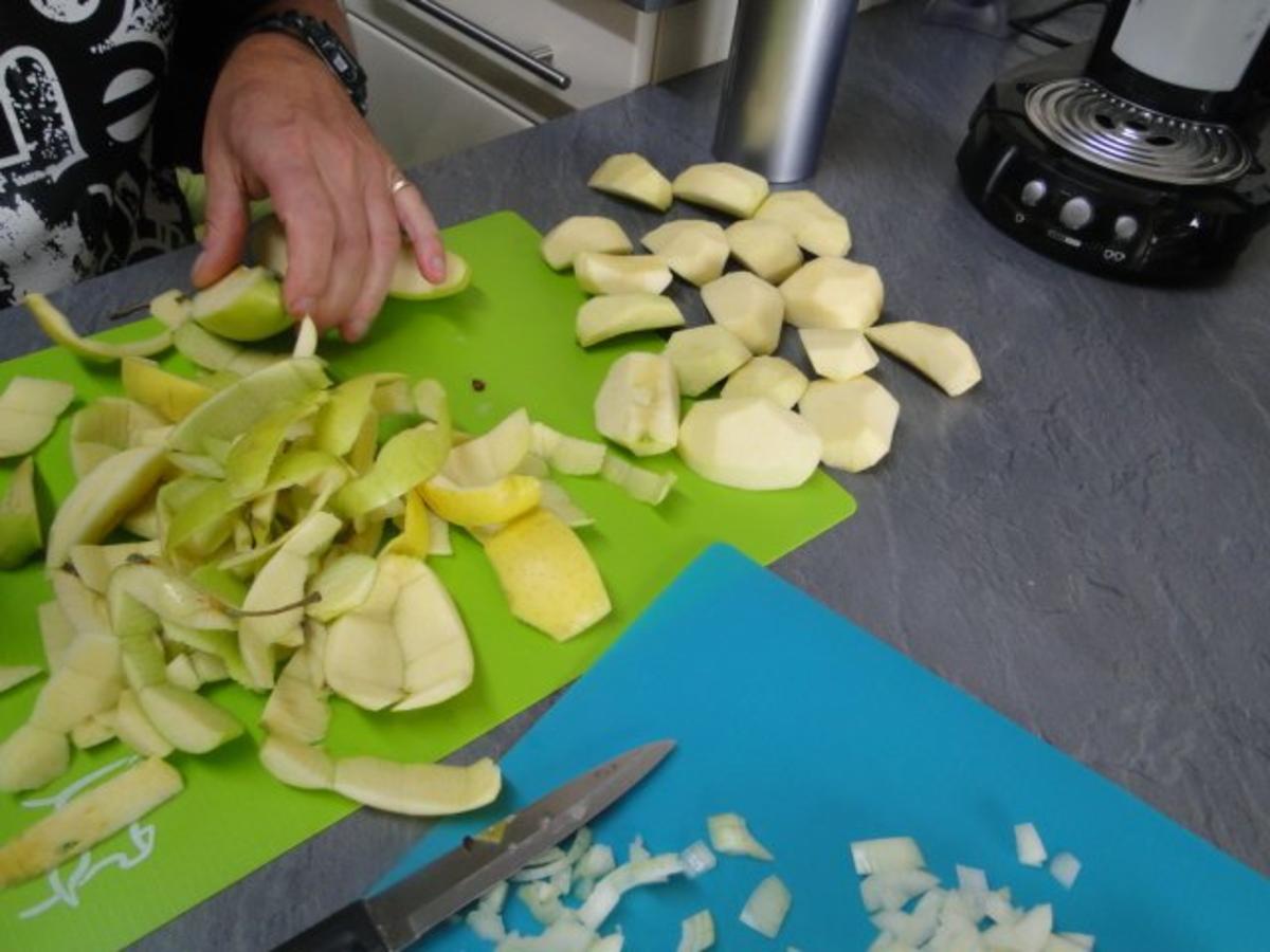 Apfel-Zwiebel-Sauerkraut mit Eisbein, ger. Rippchen und ger ...