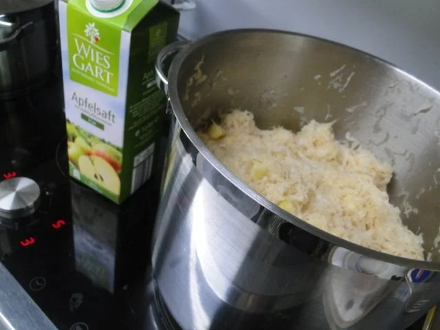 Apfel-Zwiebel-Sauerkraut mit Eisbein, ger. Rippchen und ger. Mettwürstchen und Kasseler - Rezept - Bild Nr. 8