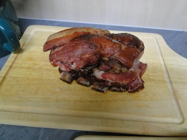 Apfel-Zwiebel-Sauerkraut mit Eisbein, ger. Rippchen und ger. Mettwürstchen und Kasseler - Rezept - Bild Nr. 12