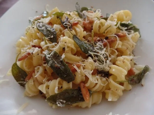 Spirali mit Pinienkernen  und Salbei - Rezept