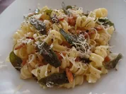 Spirali mit Pinienkernen  und Salbei - Rezept