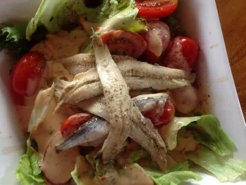 Knackiger Salat mit Sardellenfilets - Rezept