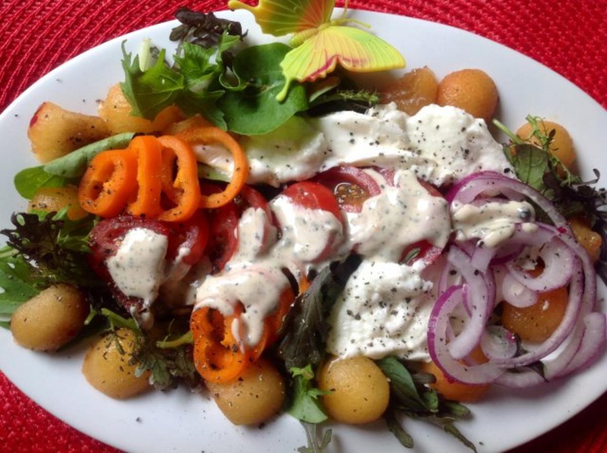 Gemischter Salat mit Pflaumen, Büffelmozzarella und einem Mandeldressing - Rezept