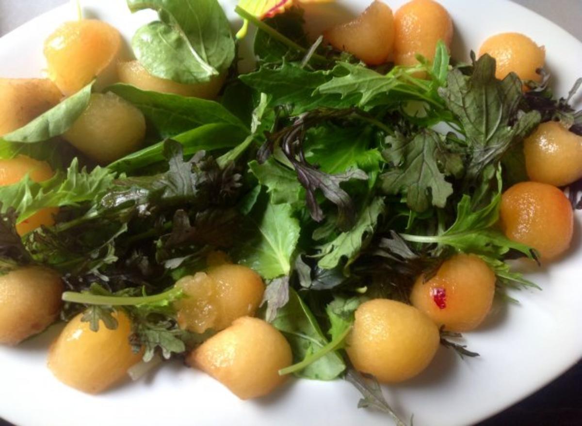 Gemischter Salat mit Pflaumen, Büffelmozzarella und einem Mandeldressing - Rezept - Bild Nr. 4