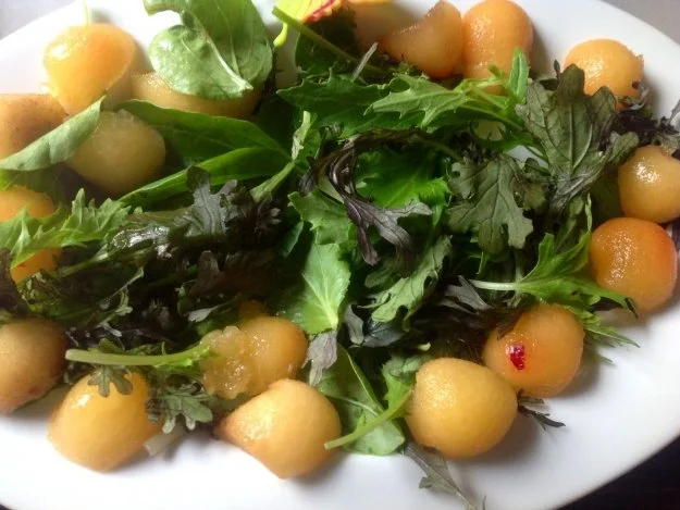 Gemischter Salat mit Pflaumen, Büffelmozzarella und einem Mandeldressing - Rezept - Bild Nr. 4