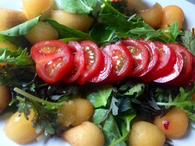 Gemischter Salat mit Pflaumen, Büffelmozzarella und einem Mandeldressing - Rezept - Bild Nr. 6