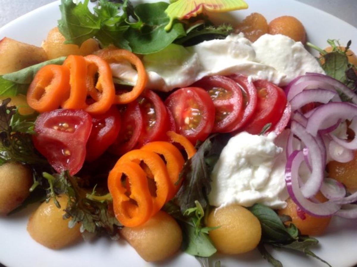 Gemischter Salat mit Pflaumen, Büffelmozzarella und einem Mandeldressing - Rezept - Bild Nr. 7
