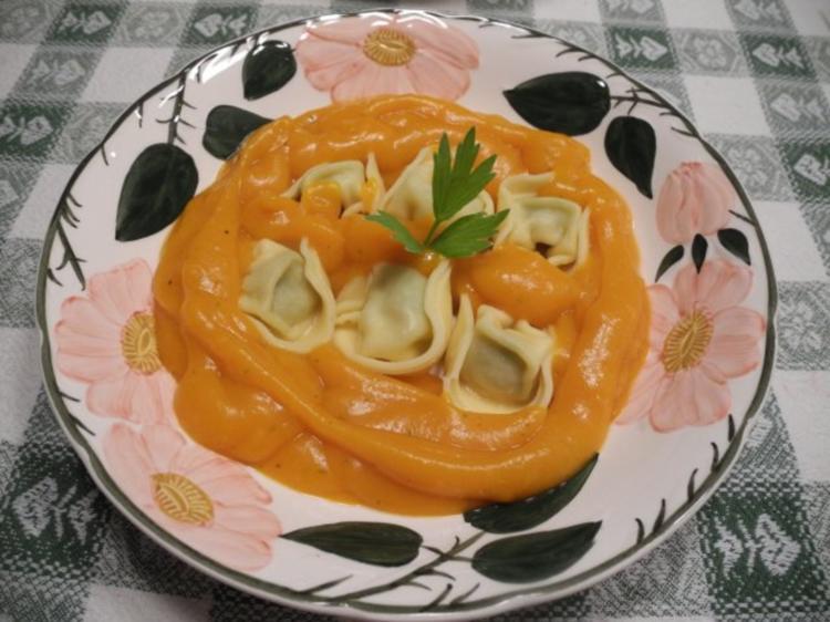 Avocado - Kürbis - Soße an Tortellini mit Bärlauchfüllung - Rezept ...