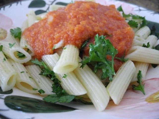 Rezept: Tomatensoße mit Karottentrester an Kamut - Penne mit Leinöl und Petersilie Bild Nr. 11 Tomatensoße mit Karottentrester an Kamut - Penne mit Leinöl und Petersilie - Rezept - Bild Nr. 11