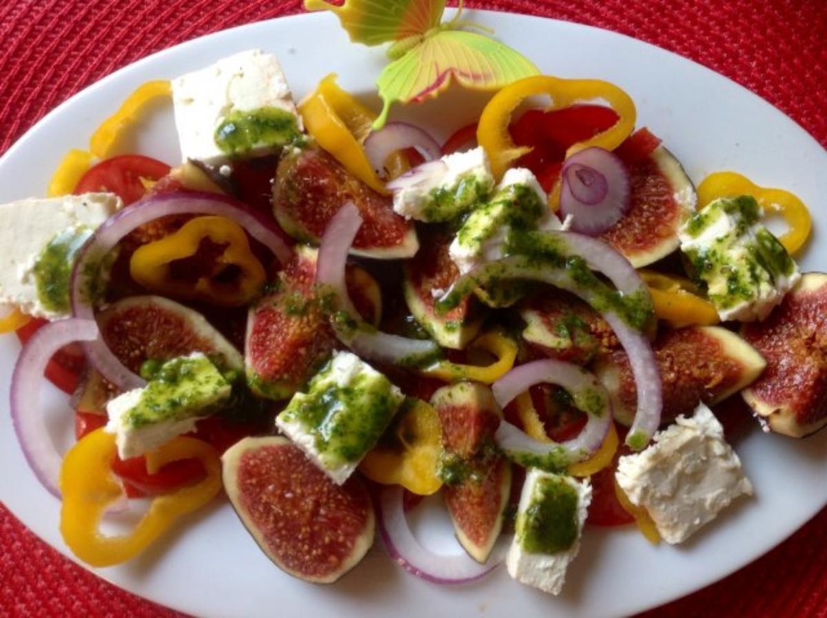 Bilder für Feigen-Tomatensalat mit Schafskäse und einem Korianderdressing - Rezept