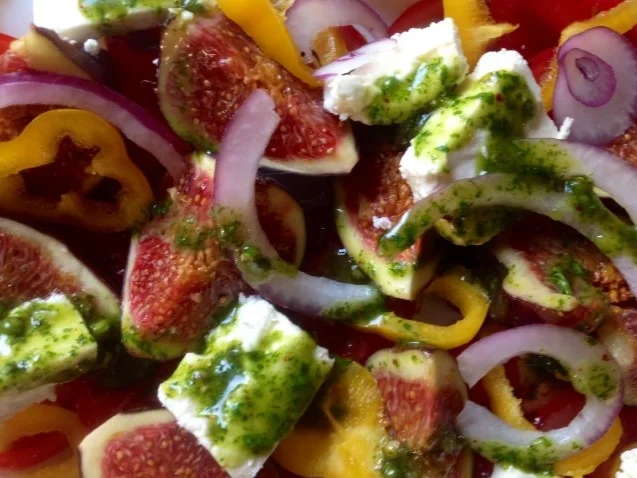 Rezept: Feigen-Tomatensalat mit Schafskäse und einem Korianderdressing Bild Nr. 2 Feigen-Tomatensalat mit Schafskäse und einem Korianderdressing - Rezept - Bild Nr. 2