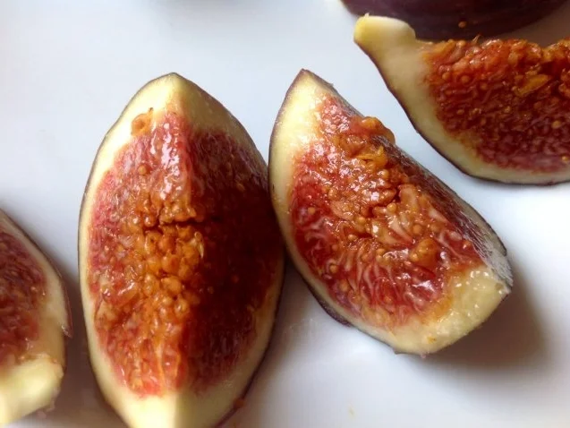 Rezept: Feigen-Tomatensalat mit Schafskäse und einem Korianderdressing Bild Nr. 4 Feigen-Tomatensalat mit Schafskäse und einem Korianderdressing - Rezept - Bild Nr. 4