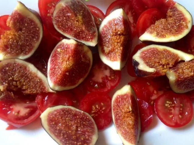 Rezept: Feigen-Tomatensalat mit Schafskäse und einem Korianderdressing Bild Nr. 6 Feigen-Tomatensalat mit Schafskäse und einem Korianderdressing - Rezept - Bild Nr. 6