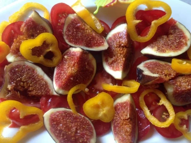 Rezept: Feigen-Tomatensalat mit Schafskäse und einem Korianderdressing Bild Nr. 7 Feigen-Tomatensalat mit Schafskäse und einem Korianderdressing - Rezept - Bild Nr. 7