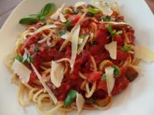 Spaghetti Napoli mit Oliven - Rezept