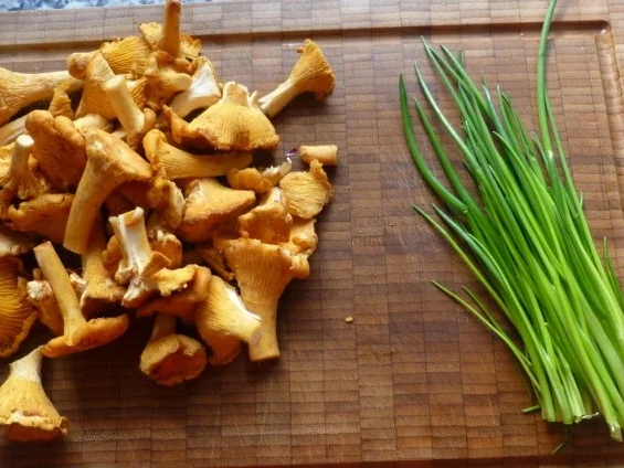 Gegrilltes Kalbskotelett mit Oliven-Pfifferling-Gemüse und gelber Paprikasalsa - Rezept - Bild Nr. 2