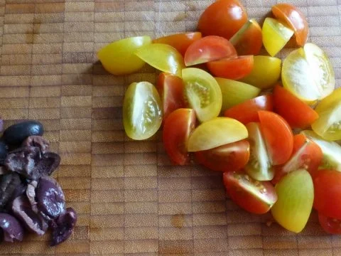 Gegrilltes Kalbskotelett mit Oliven-Pfifferling-Gemüse und gelber Paprikasalsa - Rezept - Bild Nr. 3