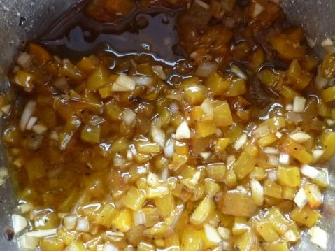 Gegrilltes Kalbskotelett mit Oliven-Pfifferling-Gemüse und gelber Paprikasalsa - Rezept - Bild Nr. 4