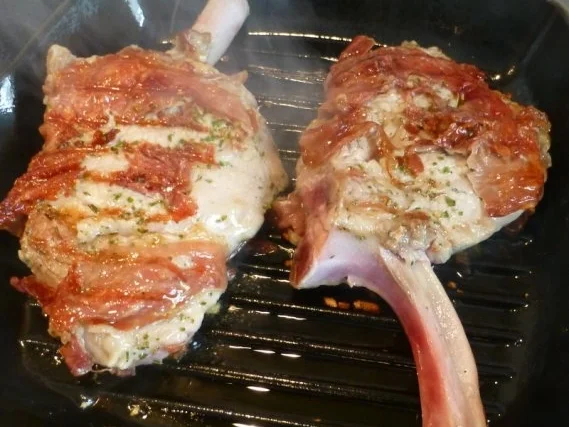 Gegrilltes Kalbskotelett mit Oliven-Pfifferling-Gemüse und gelber Paprikasalsa - Rezept - Bild Nr. 5