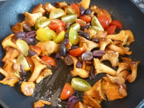 Gegrilltes Kalbskotelett mit Oliven-Pfifferling-Gemüse und gelber Paprikasalsa - Rezept - Bild Nr. 6