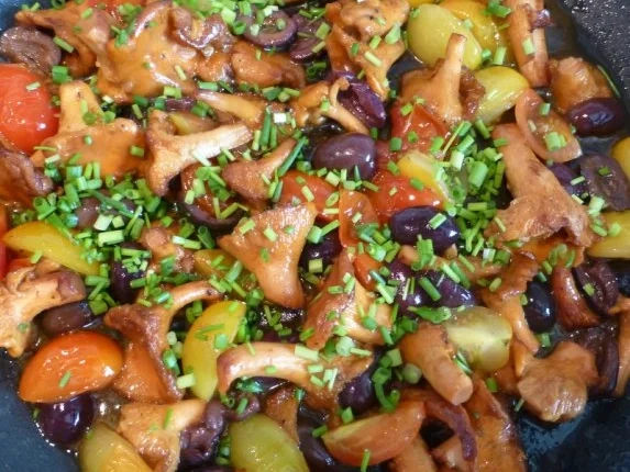 Gegrilltes Kalbskotelett mit Oliven-Pfifferling-Gemüse und gelber Paprikasalsa - Rezept - Bild Nr. 7