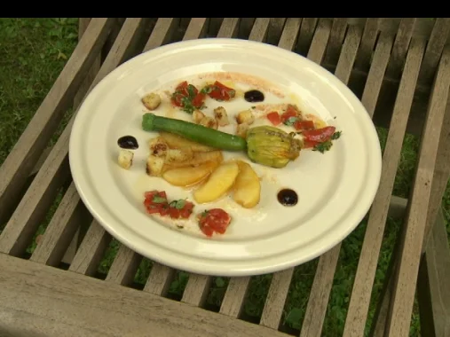 Gedämpfte Zucchiniblüte & Gänseleberfüllung auf karamellisierten Apfelscheiben & Croutons - Rezept