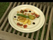 Gedämpfte Zucchiniblüte & Gänseleberfüllung auf karamellisierten Apfelscheiben & Croutons - Rezept